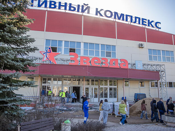 Андрей Иванов вместе с жителями Звенигорода проверил ход реконструкции спорткомплекса «Звезда» Андрей Иванов вместе с жителями Звенигорода проверил ход реконструкции спорткомплекса «Звезда»